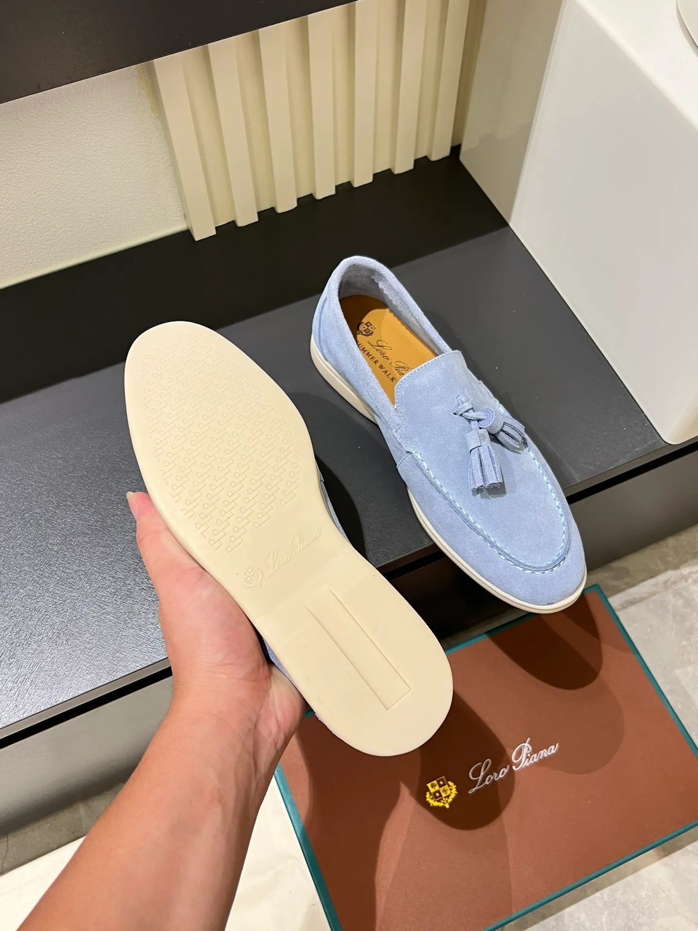 Men's shoes 💰p360 "Loro men's shoes 💰pian'*" Classic L men's shoes for couples 💰p Top version British flat loafers, a must-have item in old money style, the minimalist design is eye-catching and durable, a plus point for dressing The soft foot feel and texture are outstanding. They don’t scratch your feet and are very nice. They are matched with soft and waxy soles. They can be worn daily for a long time without getting tired. They are easy to wear, versatile and classic items, with perfect foot feel and texture! Imported cashmere fabric, the lining is made of imported A-grade water-dyed cow lining, the top version of the genuine leather midsole is sewn with pure handmade mark thread! Size: Female 35-40 (34. Customized) Male 38-44 (45.46. Customized)